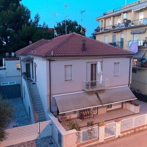 Good House- Ampio Appartamento Vicino Al Mare Rimini Extérieur photo